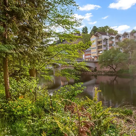 Altstadt Am Wasser Mit Parkplatz Und Grossem Garten