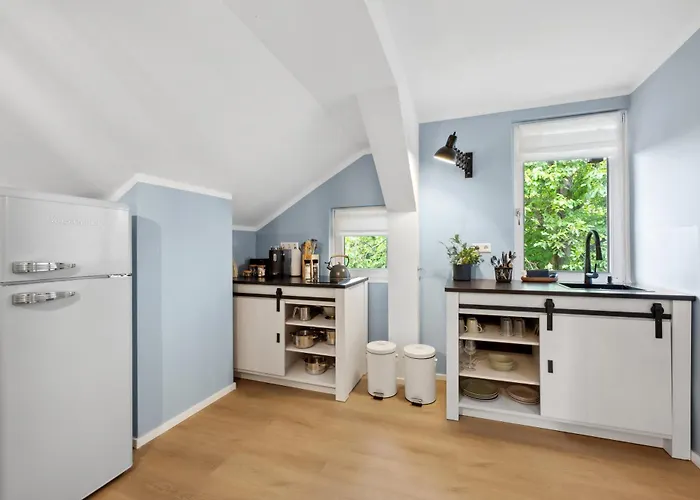 Altstadt Am Wasser Mit Parkplatz Und Großem Garten