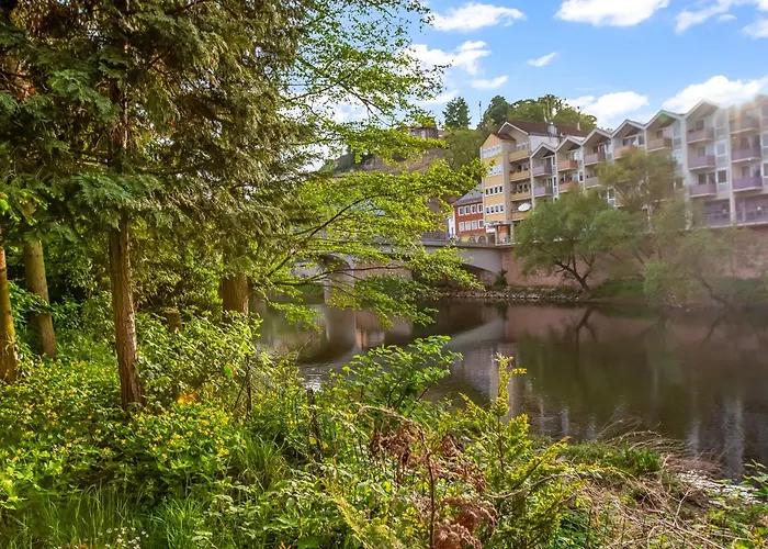 Altstadt Am Wasser Mit Parkplatz Und Großem Garten